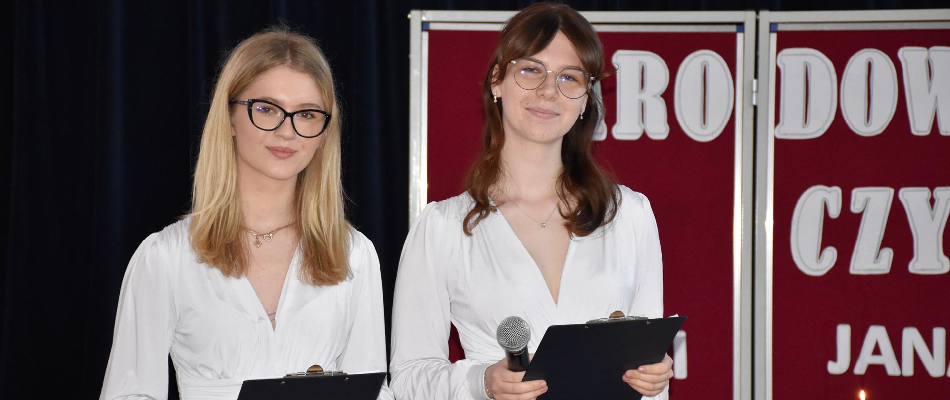 Prowadzące uroczystość, dwie eleganckie młode kobiety uśmiechają się do aparatu