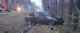 Wypadek dwóch samochodów osobowych. Na zdjęciu widać pierwszy z samochodów biorący udział w zderzeniu na drodze krajowej numer 32. Samochód znajduje się w przydrożnym rowie na kołach.