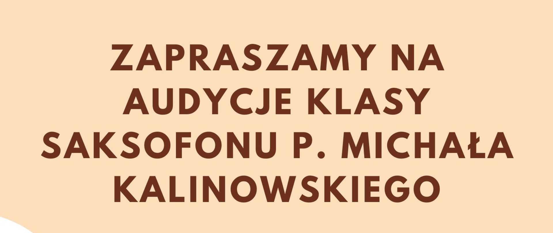 Plakat w odcieniach beżu i brązu z dużą, stylizowaną ilustracją złotego saksofonu po lewej stronie oraz tekstem po polsku po prawej: „Zapraszamy na audycję klasy saksofonu p. Michała Kalinowskiego”, poniżej data „11.12.2025 r.”, godzina „godz. 18.00” i informacja o miejscu „Aula koncertowa PSM I st. w Grajewie”; tło jasnobeżowe z drobnymi dekoracyjnymi kropkami, układ pionowy. 