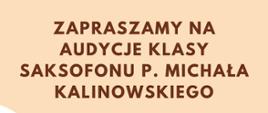 Plakat w odcieniach beżu i brązu z dużą, stylizowaną ilustracją złotego saksofonu po lewej stronie oraz tekstem po polsku po prawej: „Zapraszamy na audycję klasy saksofonu p. Michała Kalinowskiego”, poniżej data „11.12.2025 r.”, godzina „godz. 18.00” i informacja o miejscu „Aula koncertowa PSM I st. w Grajewie”; tło jasnobeżowe z drobnymi dekoracyjnymi kropkami, układ pionowy. 