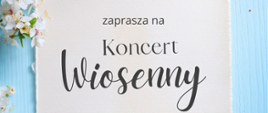 Na niebieskim tle, małe, białe, wiosenne kwiatki dookoła. Pośrodku napis Państwowa Szkoła Muzyczna I stopnia w Sieradzu zaprasza na Koncert Wiosenny. 21 marca 2025 r., godzina 16:30 cykl czteroletni, 17:30 cykl sześcioletni. Sala Koncertowa. 