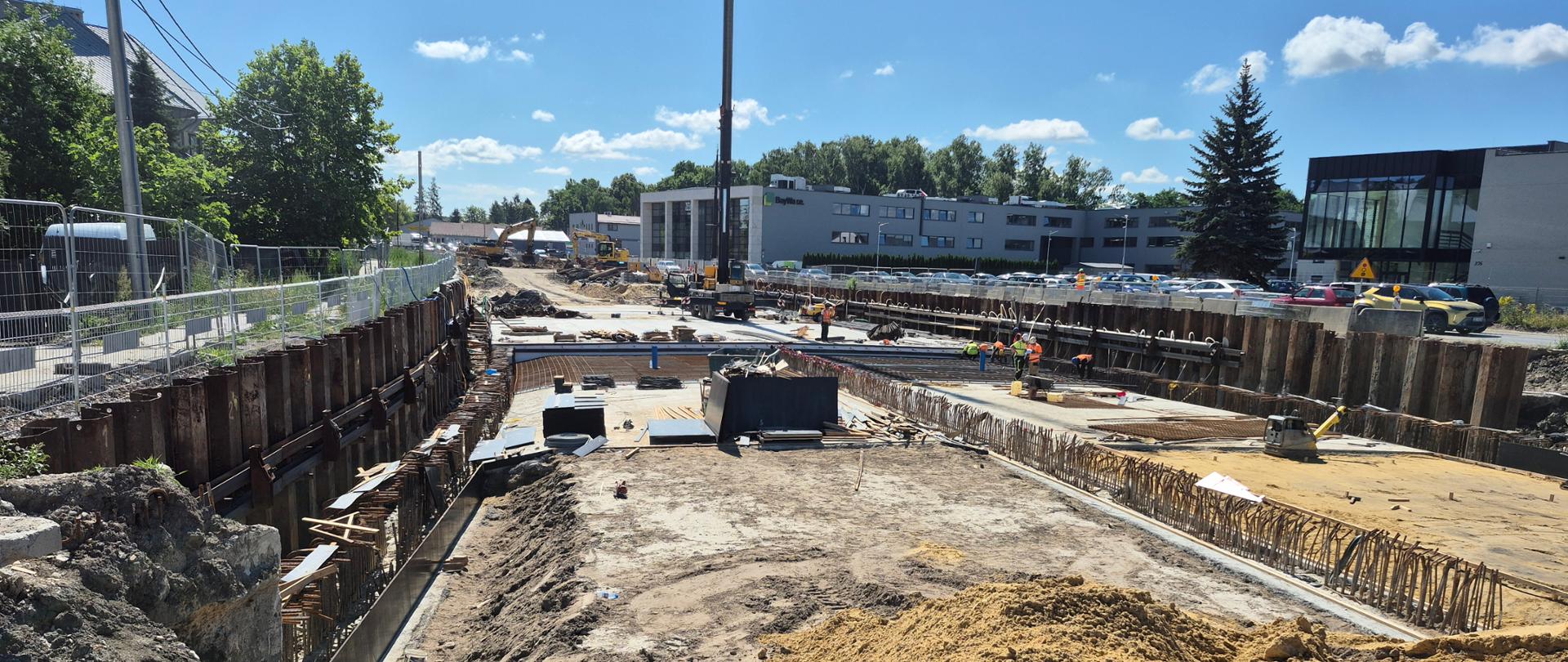 teren budowy tunelu na obwodnicy Zabierzowa, po obu stronach budowy stalowe ściany zabezpieczające wykop