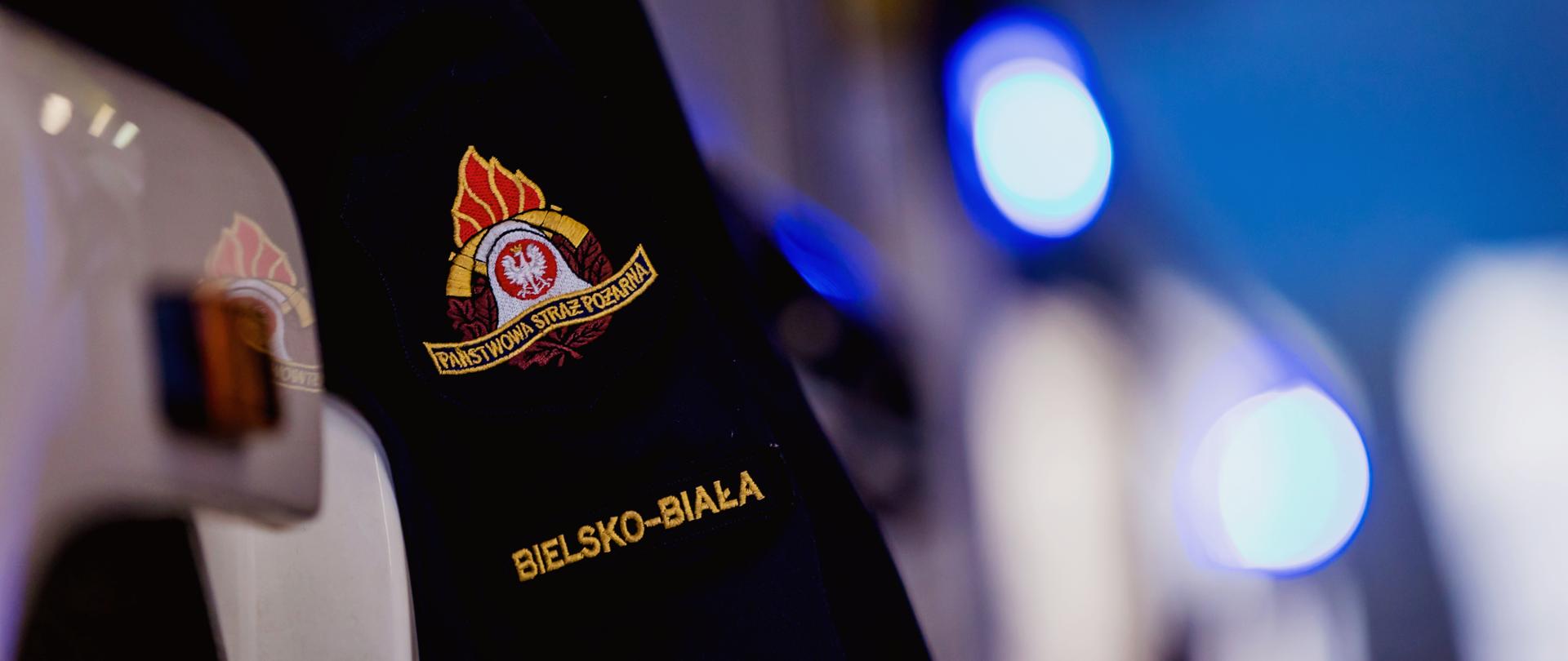 Ubranie koszarowe na tle samochodu pożarniczego 