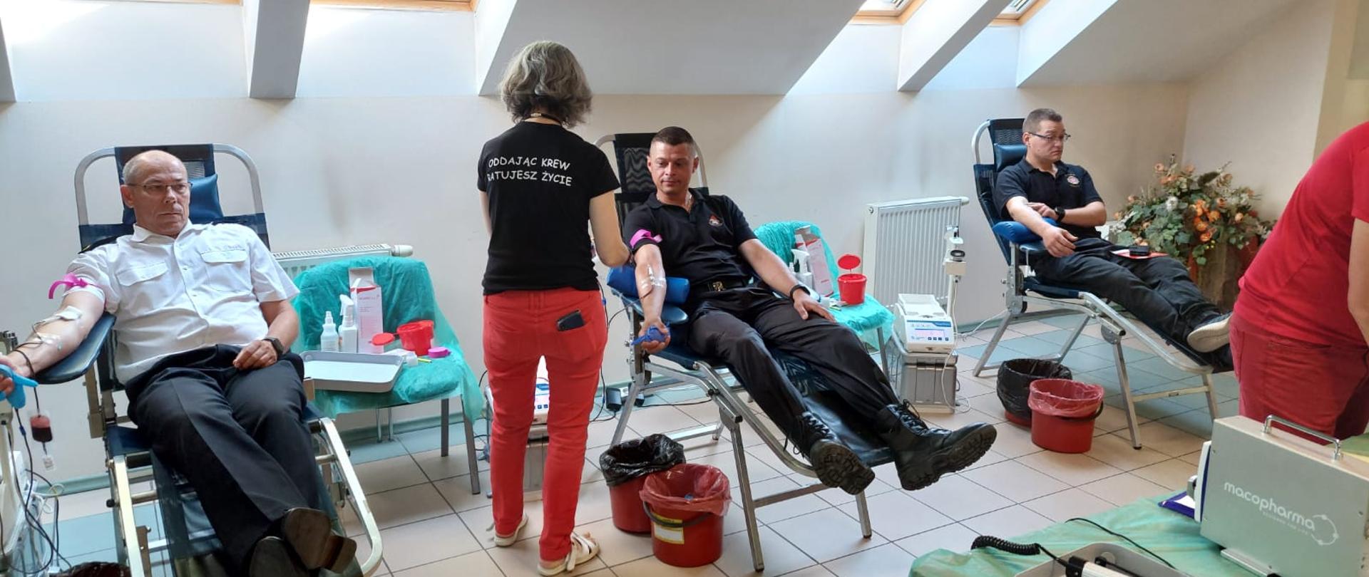Na zdjęciu widać funkcjonariuszy oddających krew