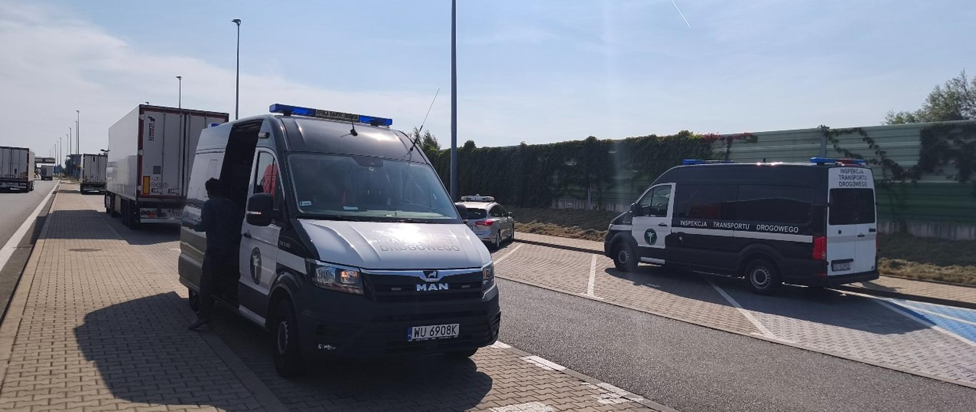 Kontrola litewskiego przewoźnika na autostradzie A2. Na zdjęciu pojazdy inspekcyjne i kontrolowana ciężarówka z naczepą