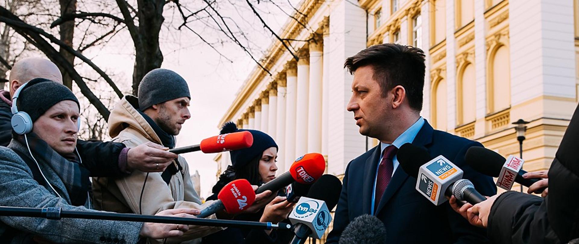 Minister Michał Dworczyk podczas wypowiedzi dla mediów.