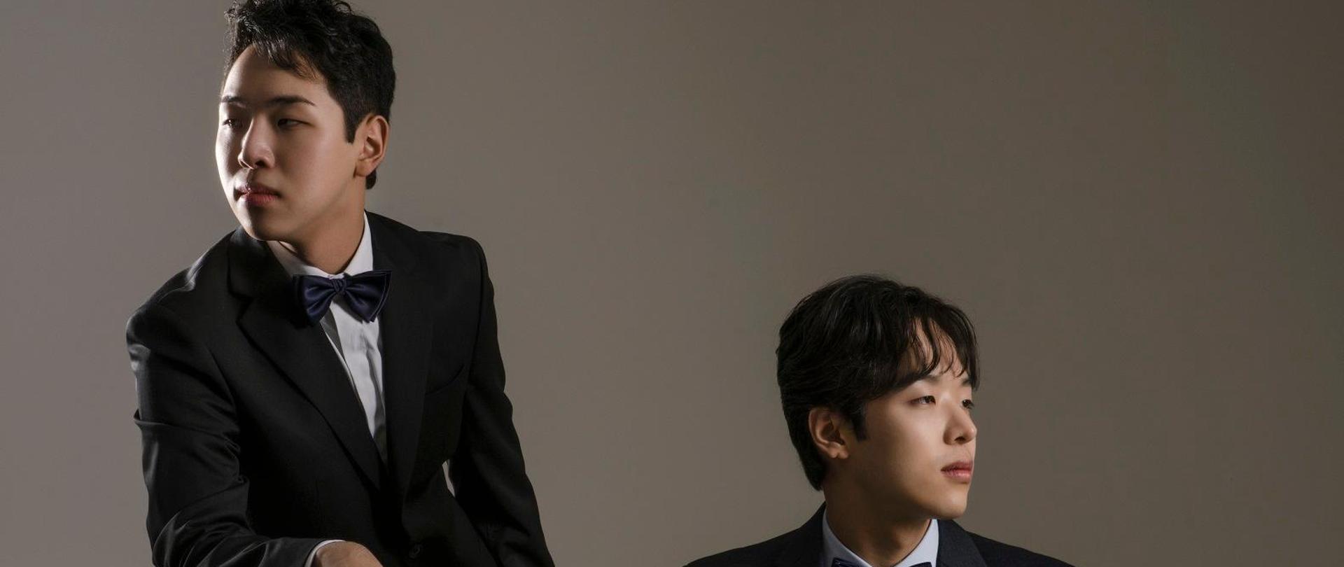 Hyuk i Hyo Lee obok fortepianu.