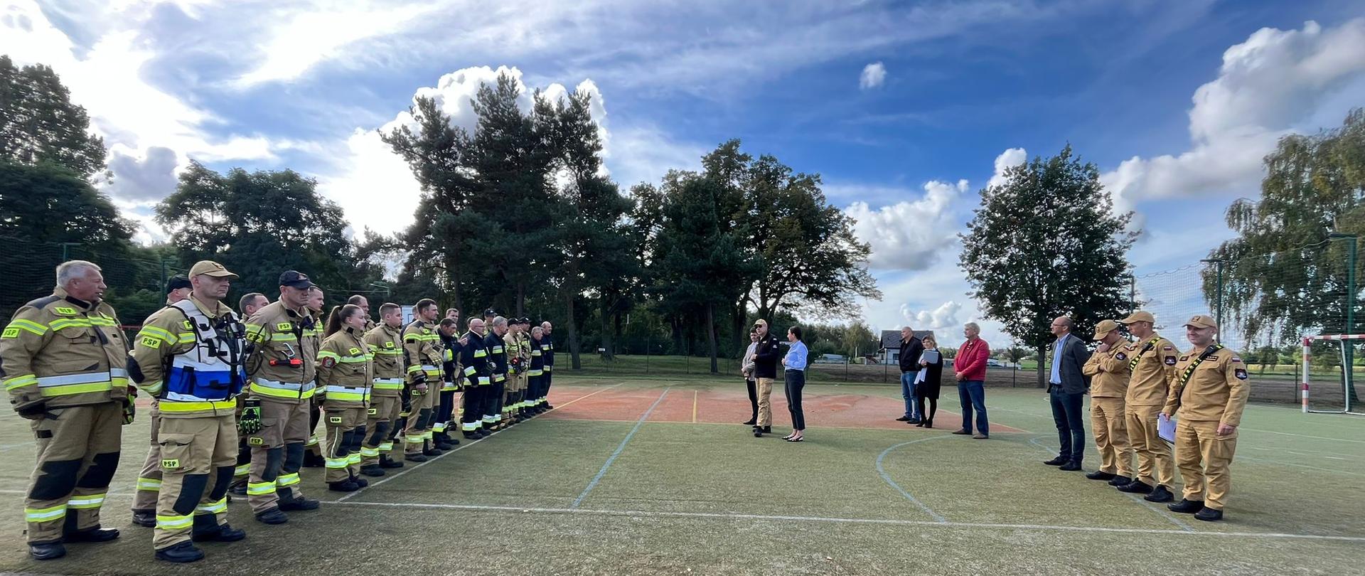 grupa strażaków podczas podsumowania ćwiczeń