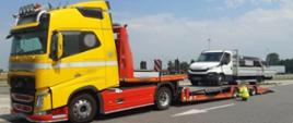Ciężarówka z niskopodwoziową naczepą zabiera znacznie przeładowany pojazd dostawczy bez ważnego badania technicznego.