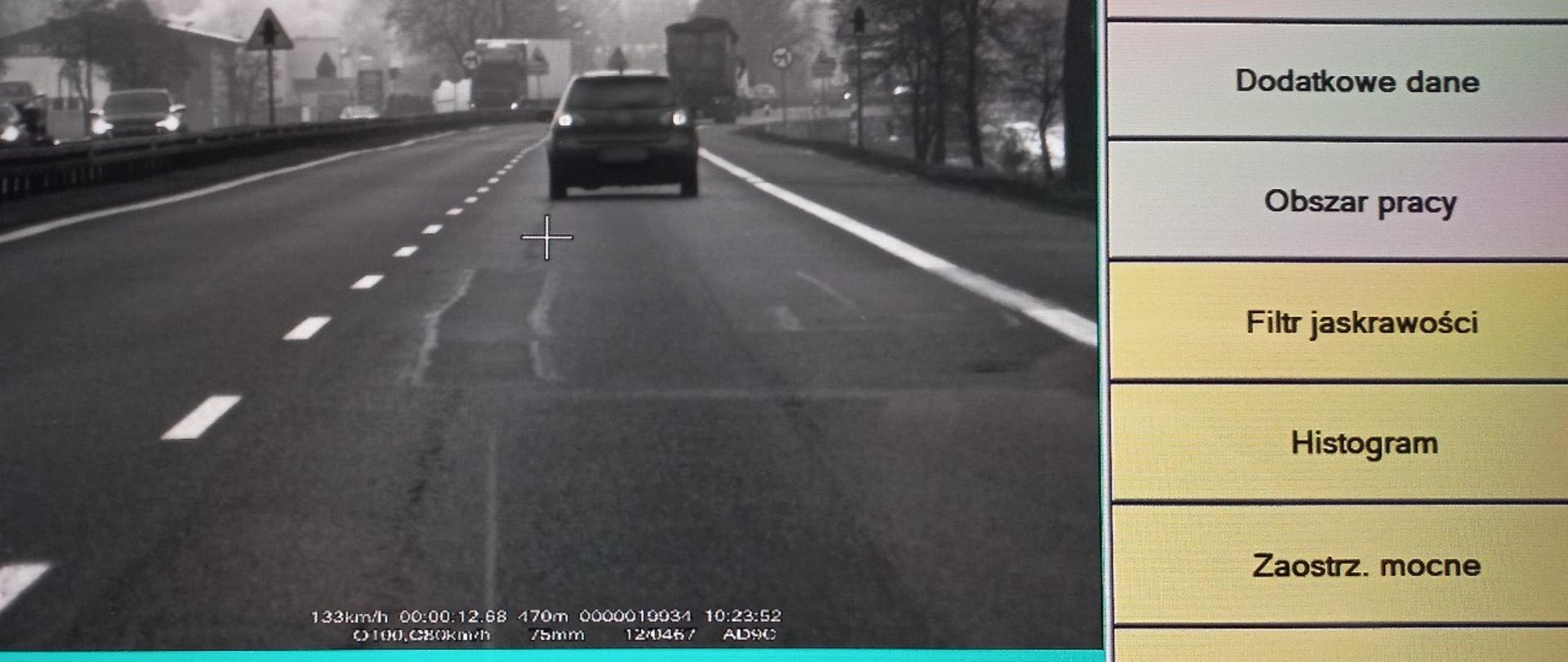 Nietrzeźwy kierowca samochodu osobowego z sądowym zakazem prowadzenia pojazdów przekroczył dozwoloną prędkość o 33 km/h. Wykroczenie zarejestrował mobilny fotorejestrator w nieoznakowanym radiowozie Inspekcji Transportu Drogowego.