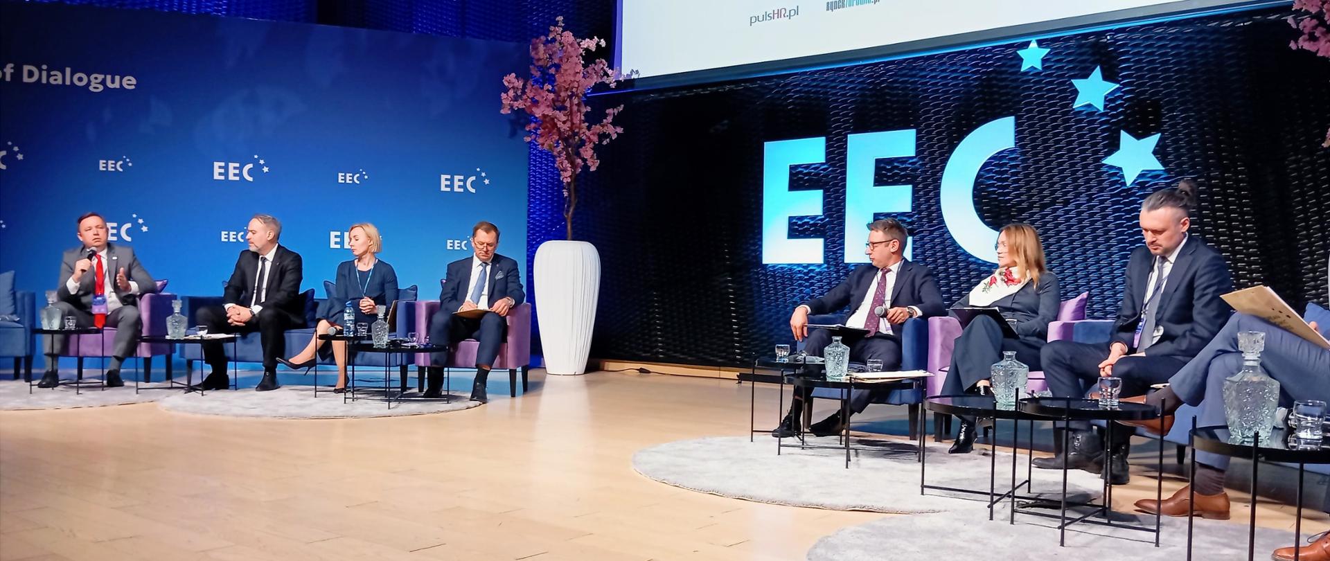 Na zdjęciu widoczni są uczestnicy dyskusji.