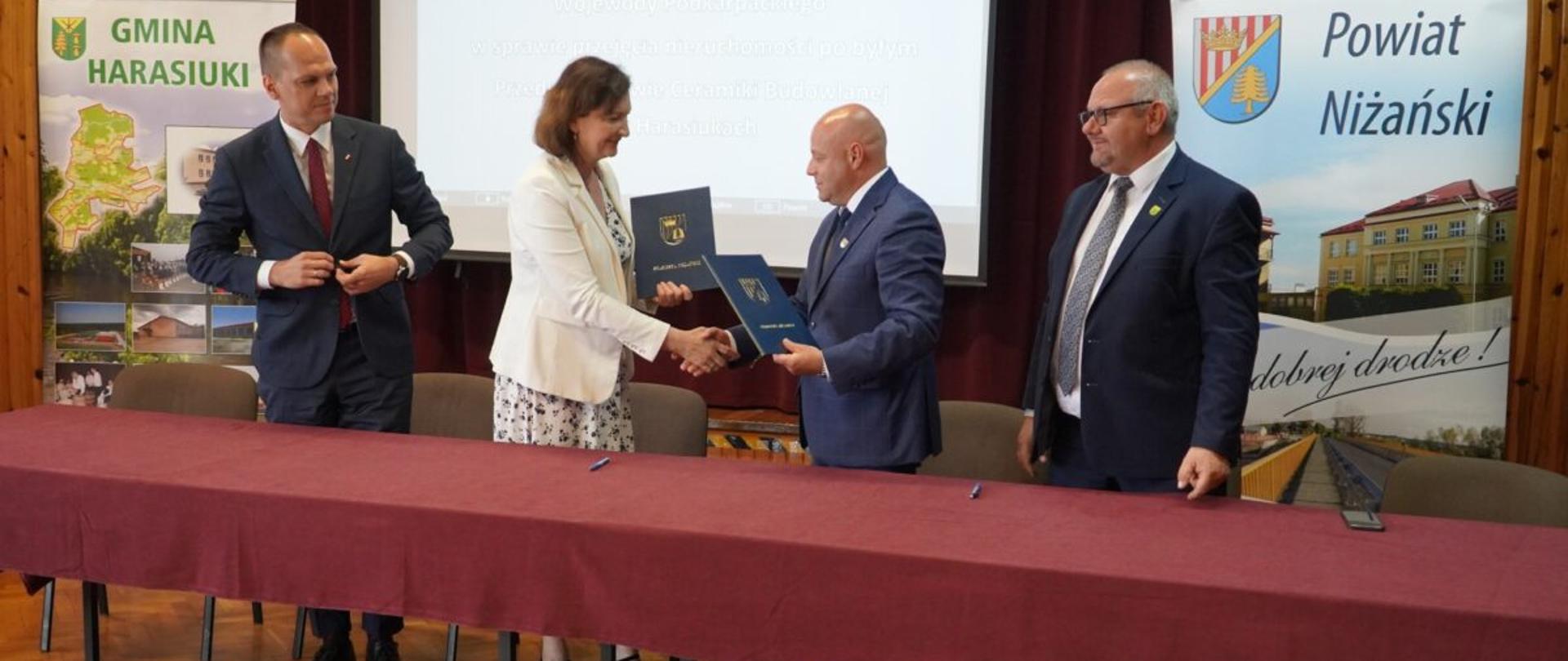 Osoby biorące udział w konferencji prasowej