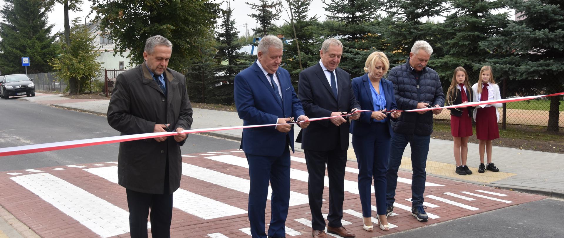 Uroczyste przecięcie wstęgi podczas otwarcia drogi w Płochocowie.