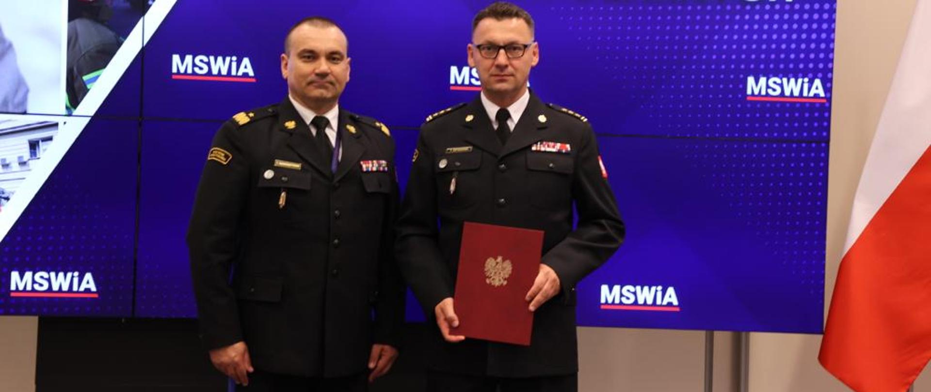 Komendant Wojewódzki PSP w Olsztynie stoi do pamiątkowego zdjęcia ze swoim nowym zastępcą. 