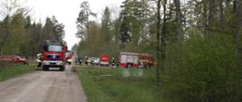Pojazdy pożarnicze na drodze leśnej