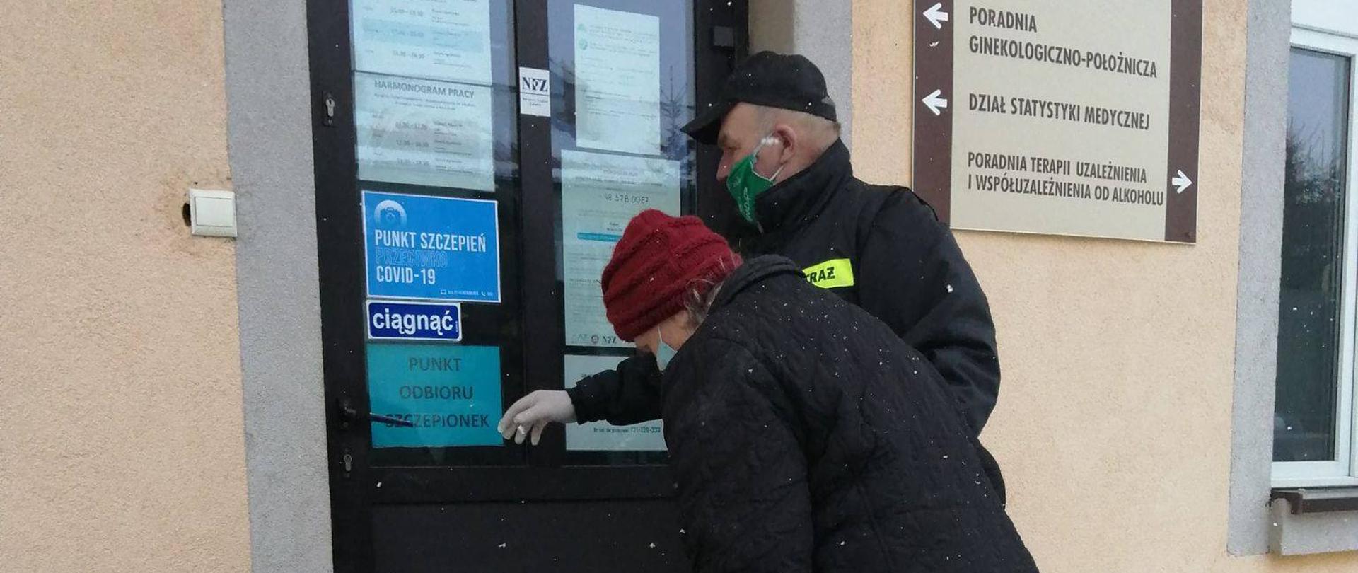 OSP Podkońce pomagają starszej osobie dotrzeć na szczepienie