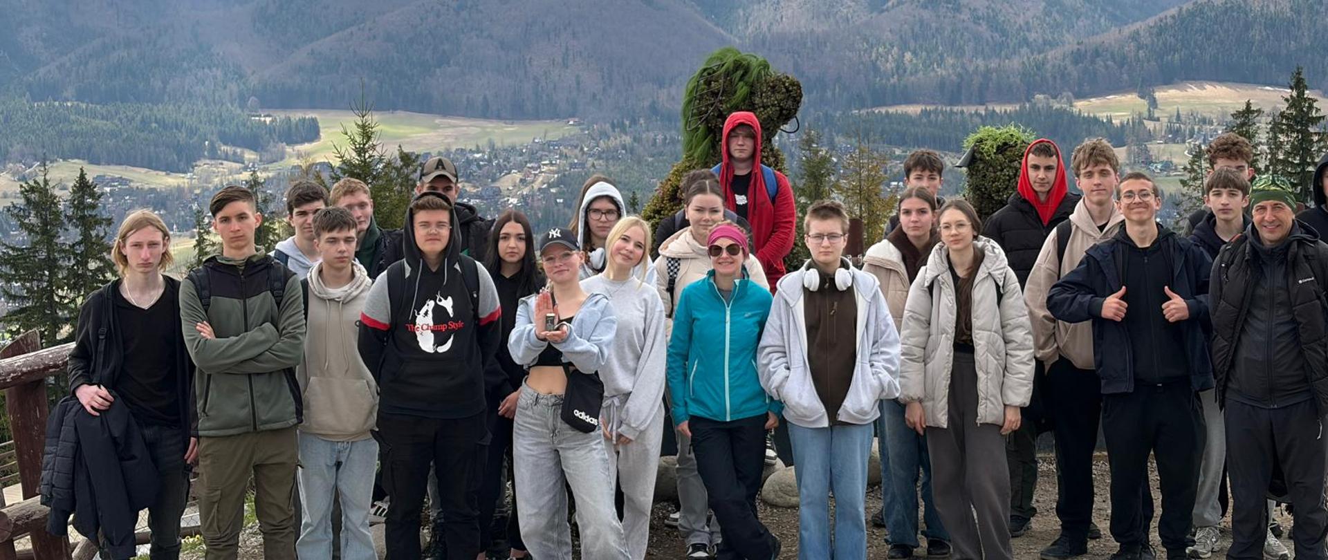Na zdjęciu grupa młodzieży w górskiej scenerii