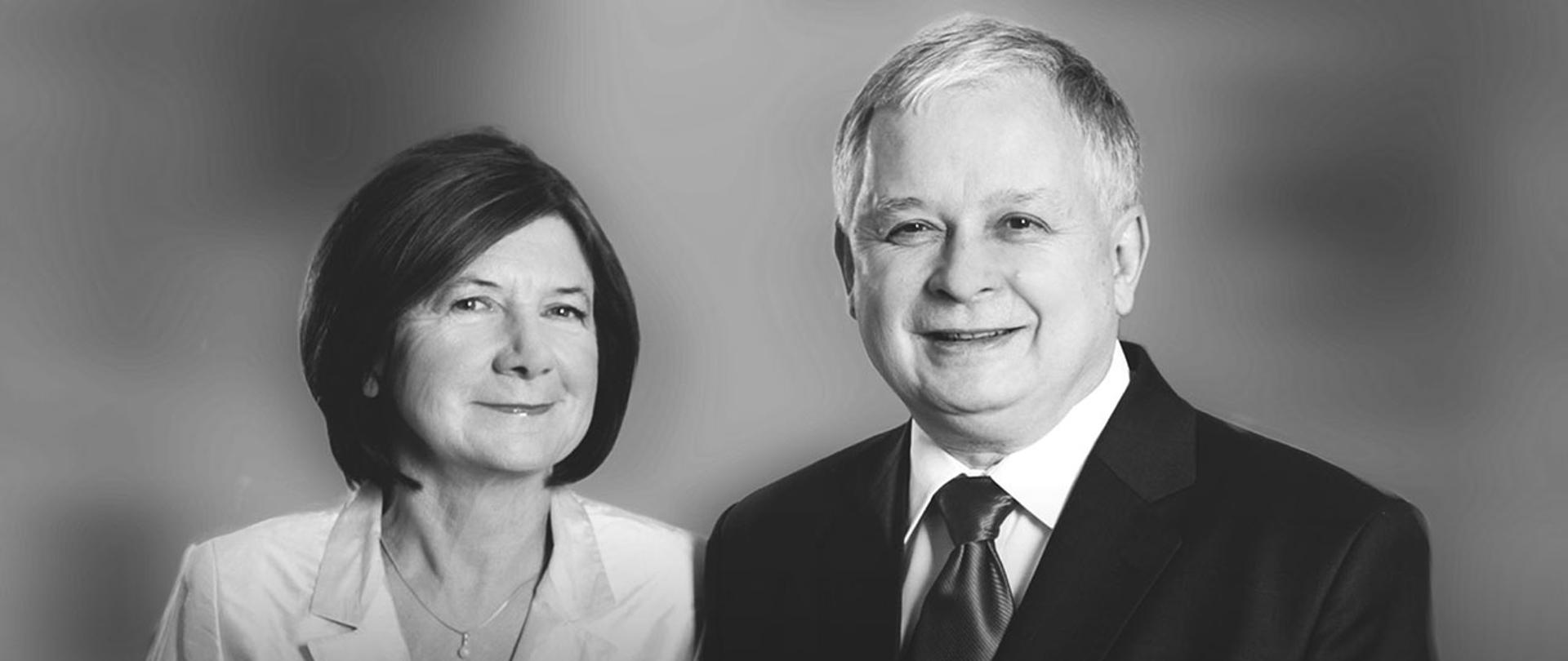 Czarno-białe zdjęcie portretowe pary prezydenckiej Marii i Lecha Kaczyńskich