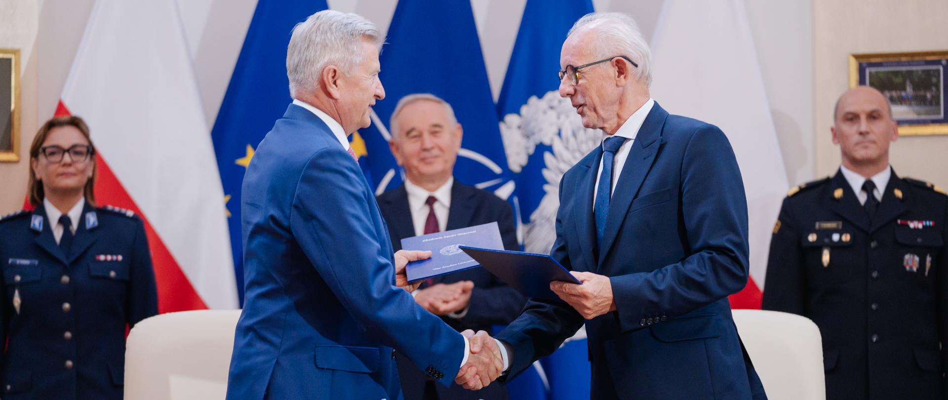  27 sierpnia 2025 roku, w Auli NATO Akademii Sztuki Wojennej w Warszawie podpisano porozumienie pomiędzy Ministerstwem Obrony Narodowej a Ministerstwem Spraw Wewnętrznych i Administracji. Dokument sygnowali podsekretarz stanu w MON Stanisław Wziątek oraz podsekretarz stanu w MSWiA Wiesław Leśniakiewicz.