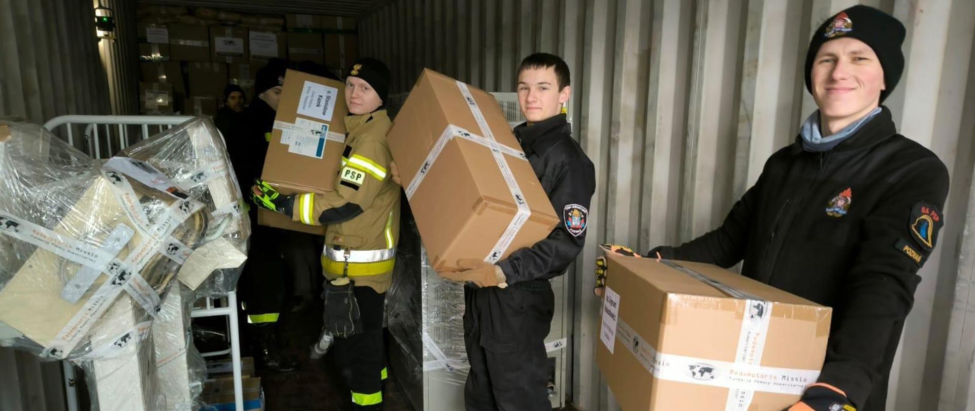 WOLONTARIUSZE ZE SZKOŁY ASPIRANTÓW PAŃSTWOWEJ STRAŻY POŻARNEJ W POZNANIU.