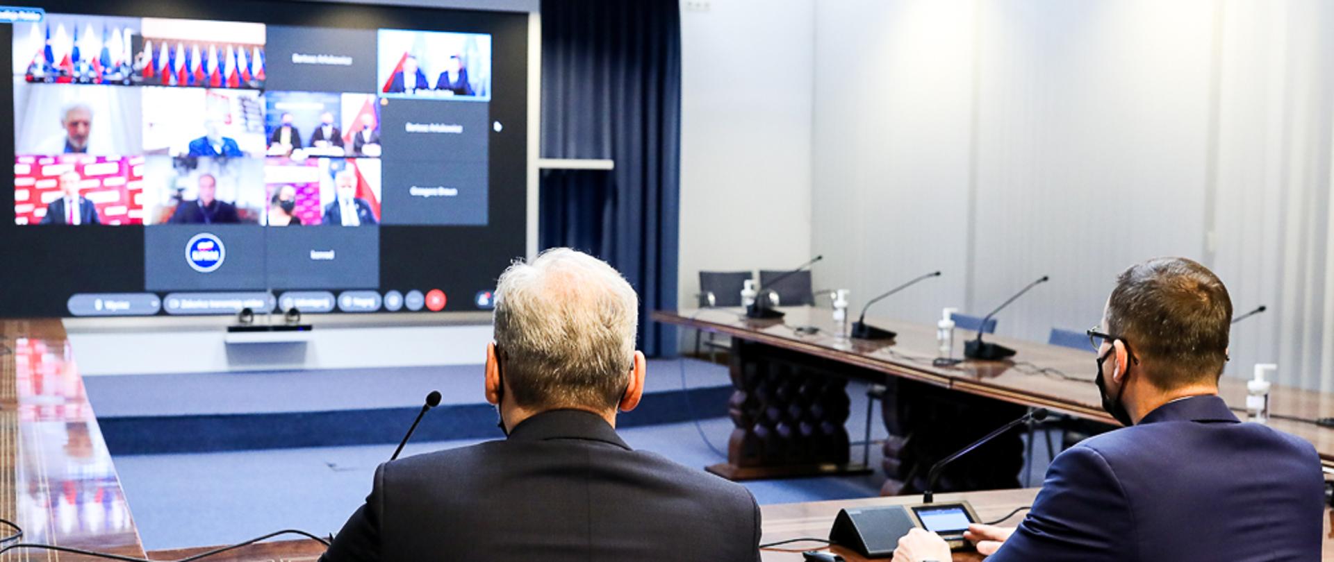 Premier podczas wideokonferencji z przedstawicielami opozycji.