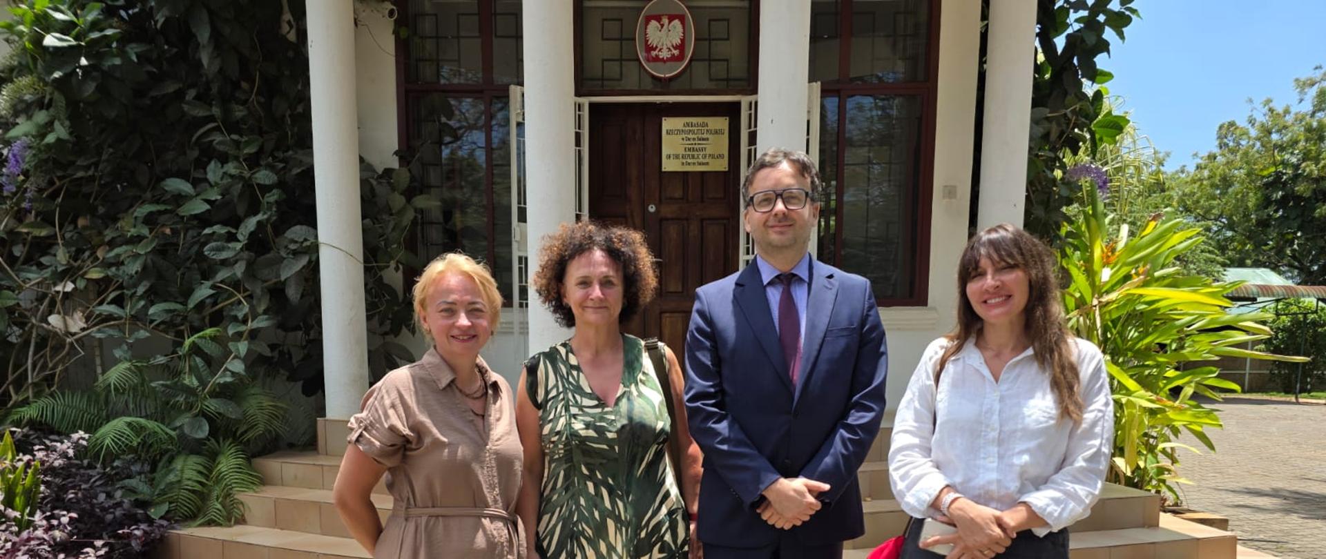 Spotkanie kierownika placówki w Dar es Salaam, Sergiusza Wolskiego z Anną Walkowiak, Fundatorką i Prezes Zarządu Fundacji Africa Help, dr n. med. Moniką Pintal-Ślimak, Prezes KRDL, oraz dr Anną Paczkowską z Oddziału Ginekologiczno-Położniczego Szpitala Średzkiego.