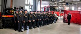Strażacy stoją w dwuszeregu na apelu