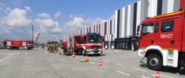 Na zdjęciu samochody ratowniczo - gaśnicze oraz strażacy podczas ćwiczeń