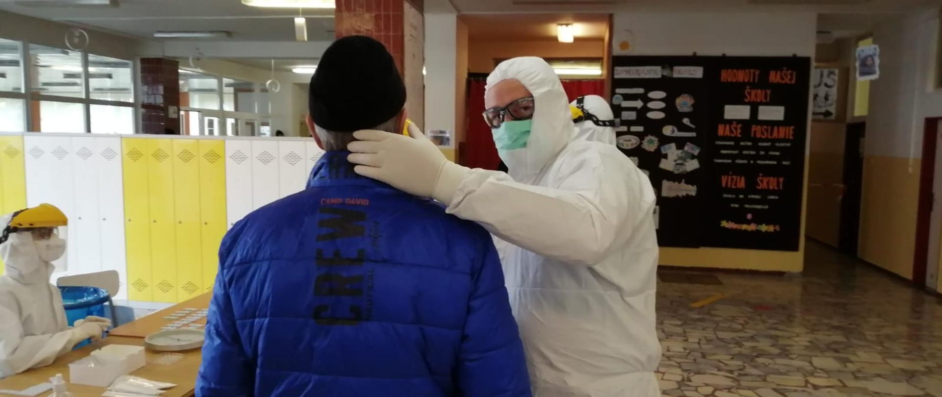 Strażak w ubraniu ochronnym wymazuje pacjenta