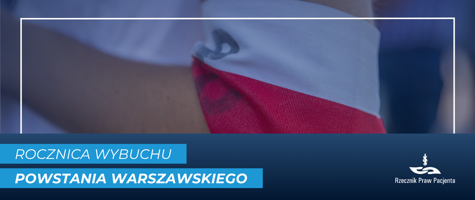 Grafika przedstawia ramię z biało-czerwoną opaską i umieszczonym na niej znakiem Powstania Warszawskiego.