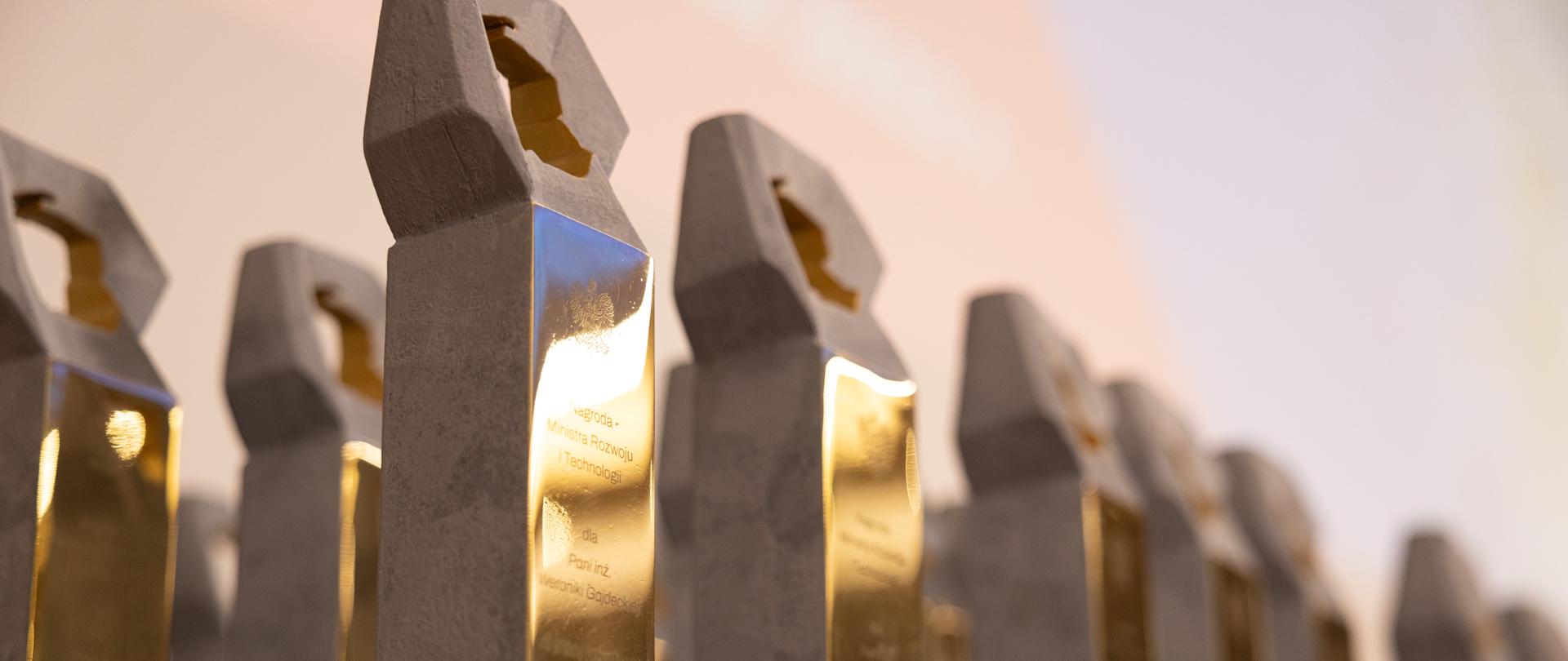 na zdjęciu zbliżenie na Nagrody Ministra Rozwoju i Technologii statuetki