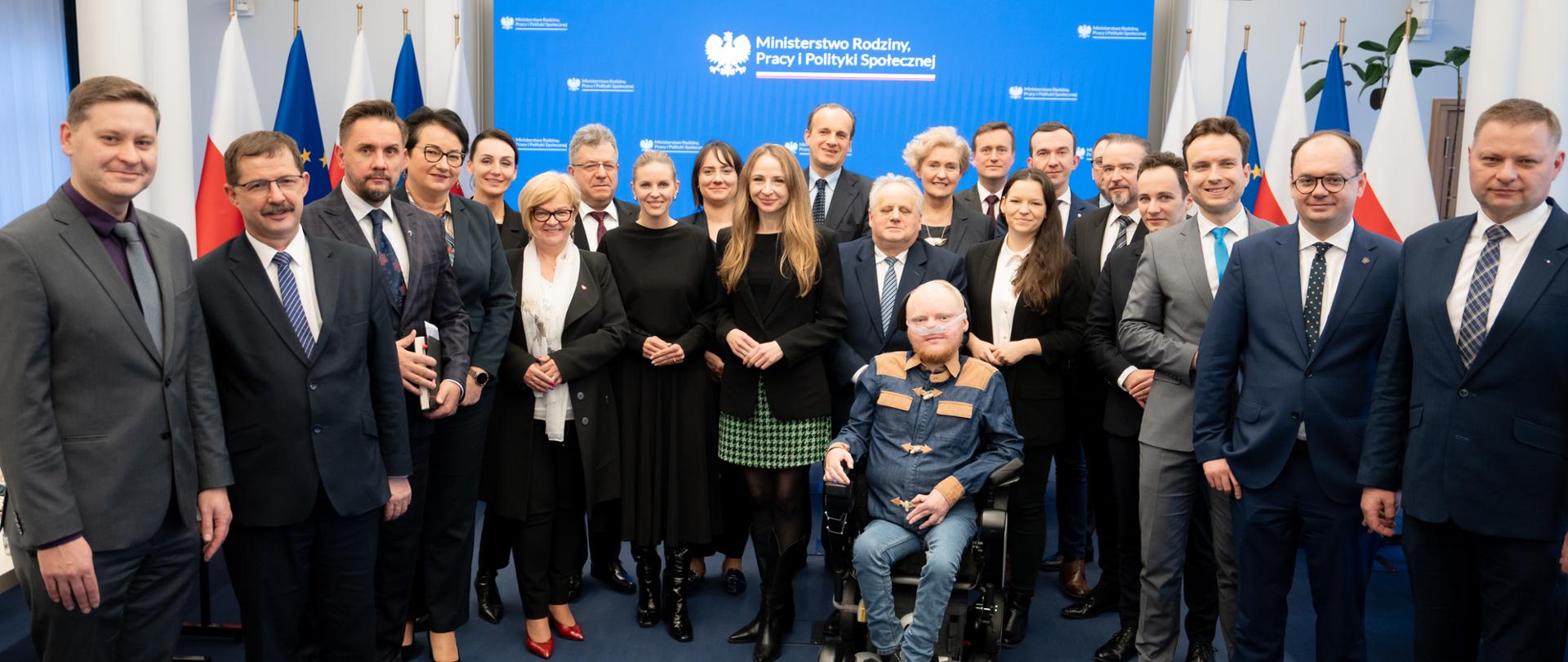 Na zdjęciu znajdują się wszyscy uczestnicy narady w w Ministerstwie Rodziny, Pracy i Polityki Społecznej w Warszawie. 