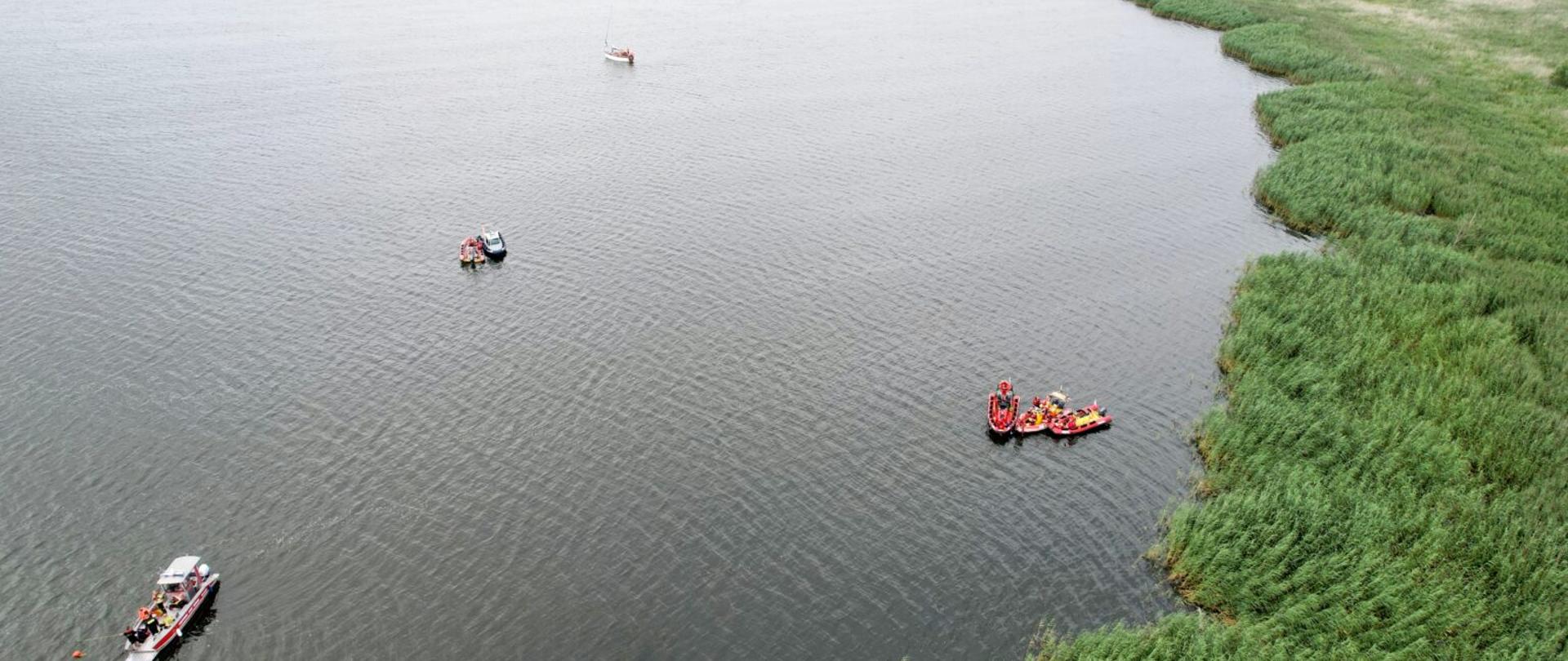 Łodzie służb na Zalewie Kamieńskim podczas poszukiwań topielca