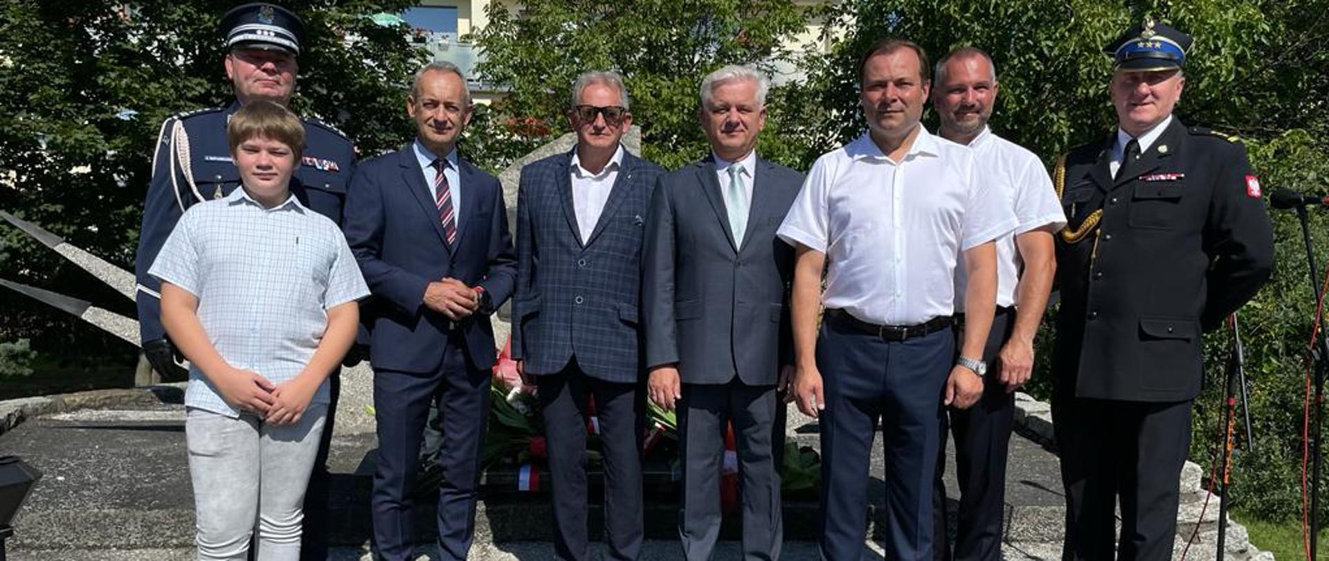 Zdjęcie przedstawia uczestników obchodów podczas uroczystości Święta Wojska Polskiego 