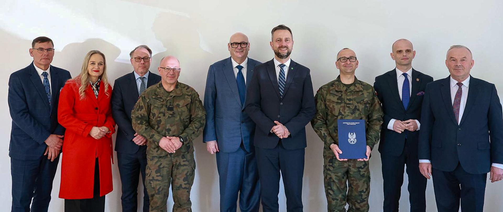22 kwietnia 2026 r. w Nowym Trzepowie, odbyła się konferencja prasowa z udziałem Wiceprezesa RM - ministra obrony narodowej Władysława Kosiniaka-Kamysza oraz dowódcy Wojsk Obrony Terytorialnej gen. dyw. dr. Krzysztofa Stańczyka. Głównym tematem spotkania było ulokowanie części 64. Batalionu Lekkiej Piechoty w Nowym Trzepowie. Fot. Krzysztof Niedziela/MON