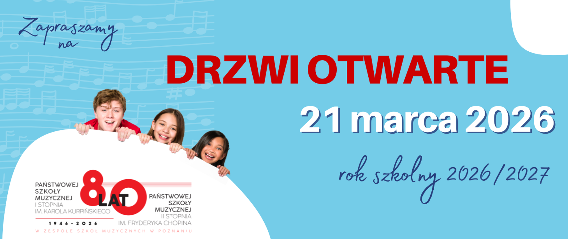 Grafika informująca o Drzwiach Otwartych w Zespole Szkół Muzycznych w Poznaniu na rok szkolny 2026/2027. Na jasnoniebieskim tle z motywem nut widać uśmiechnięte dzieci wyglądające zza białej fali. Po prawej stronie znajdują się duże napisy: czerwony „DRZWI OTWARTE” oraz biały z datą „21 marca 2026”. W dolnym rogu widnieje jubileuszowe logo „80 lat 1946–2026” łączące Państwową Szkołę Muzyczną I stopnia im. Karola Kurpińskiego oraz II stopnia im. Fryderyka Chopina.