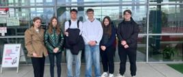 Grupowe zdjęcie uczniowiów ZSCKR w Rudce przy Politechniki Białostockiej.