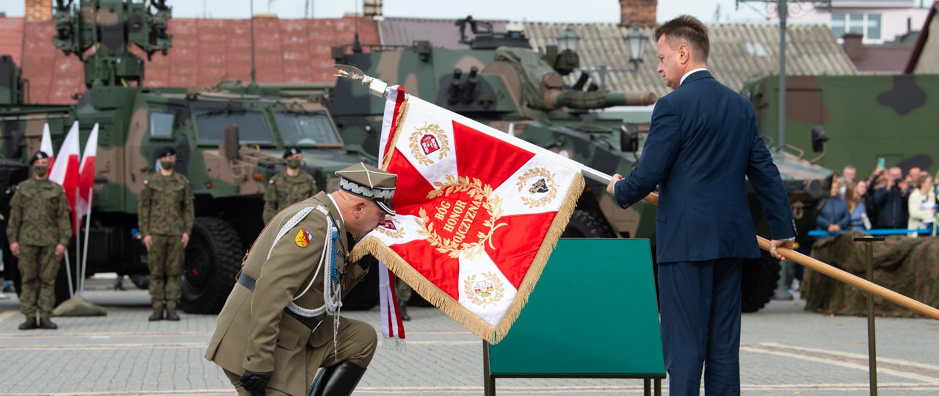 Minister Mariusz Błaszczak wręcza sztandar dowódcy 19 Brygady Zmechanizowanej.