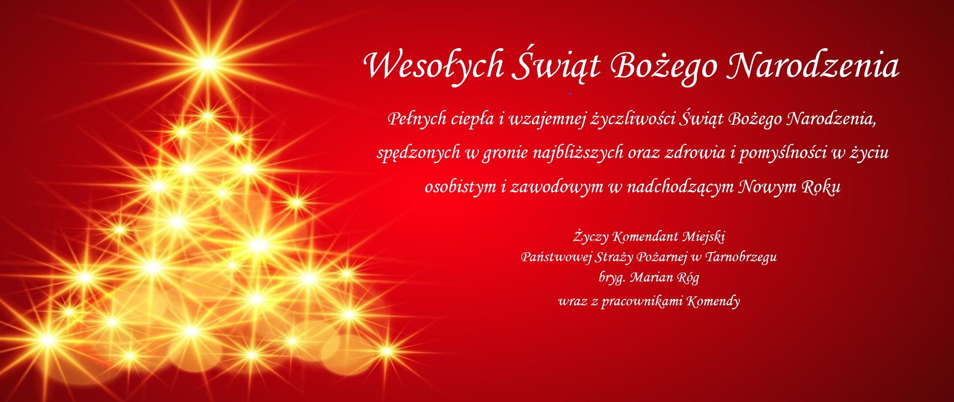 Na czerwonym tle, po lewej stronie widoczna choinka zbudowana z bąbek w kolorze złotym. Po prawej stronie tekst życzeń. 