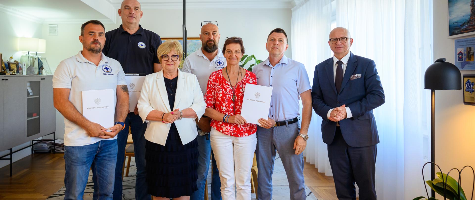 Zdjęcie przedstawia uczestników uroczystości podpisania umów