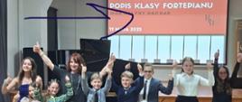 Zdjęcie przedstawiające wykonawców popisu klasy fortepianu mgr Halyny Hachak, który odbył się 19 maja 2025 r. w auli szkoły.