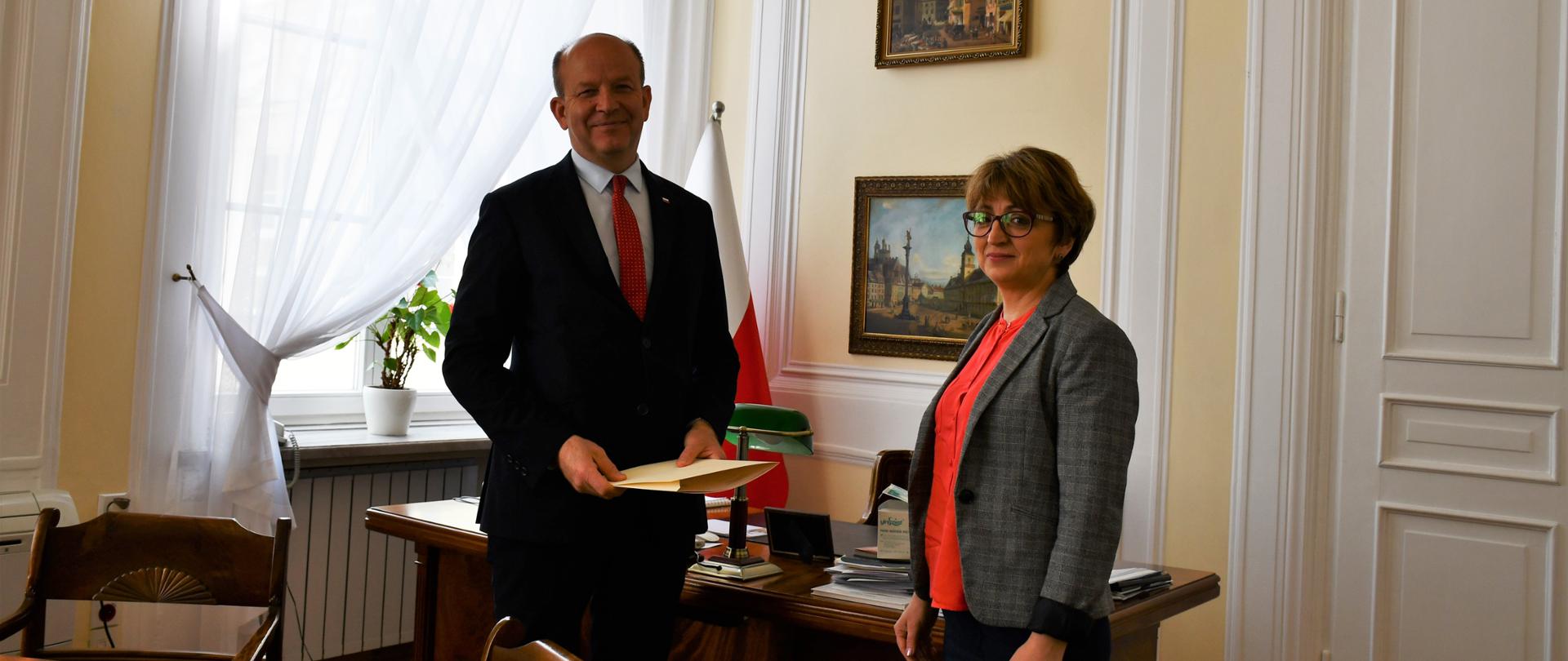 Wojewoda Mazowiecki Konstanty wręcza Annie Żebrowskiej akt powołania na stanowisko kierownika delegatury Mazowieckiego Urzędu Wojewódzkiego w Ciechanowie