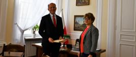Wojewoda Mazowiecki Konstanty wręcza Annie Żebrowskiej akt powołania na stanowisko kierownika delegatury Mazowieckiego Urzędu Wojewódzkiego w Ciechanowie
