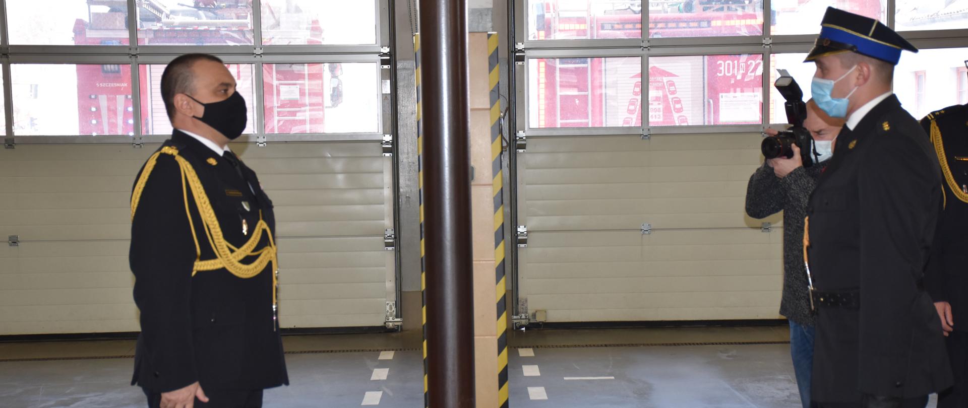 Warmińsko-Mazurski Komendant Wojewódzki PSP nadbrygadier Tomasz Komoszyński odbiera meldunek od dowódcy uroczystości