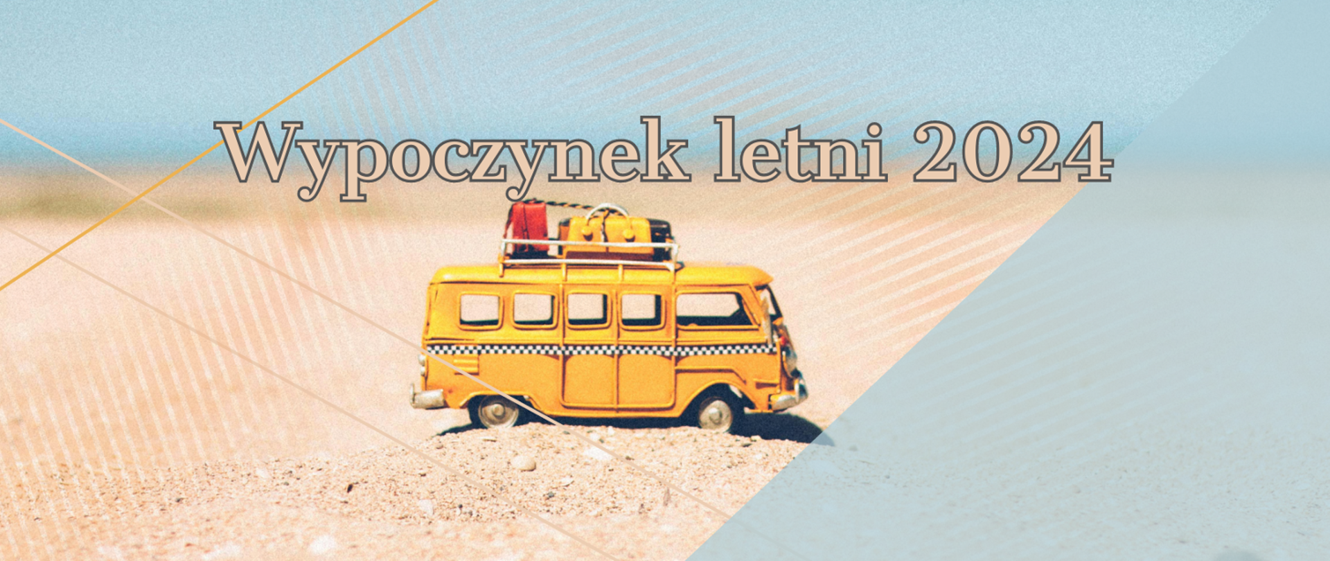 Widok samochodu typu bus z bagażami na dachu.