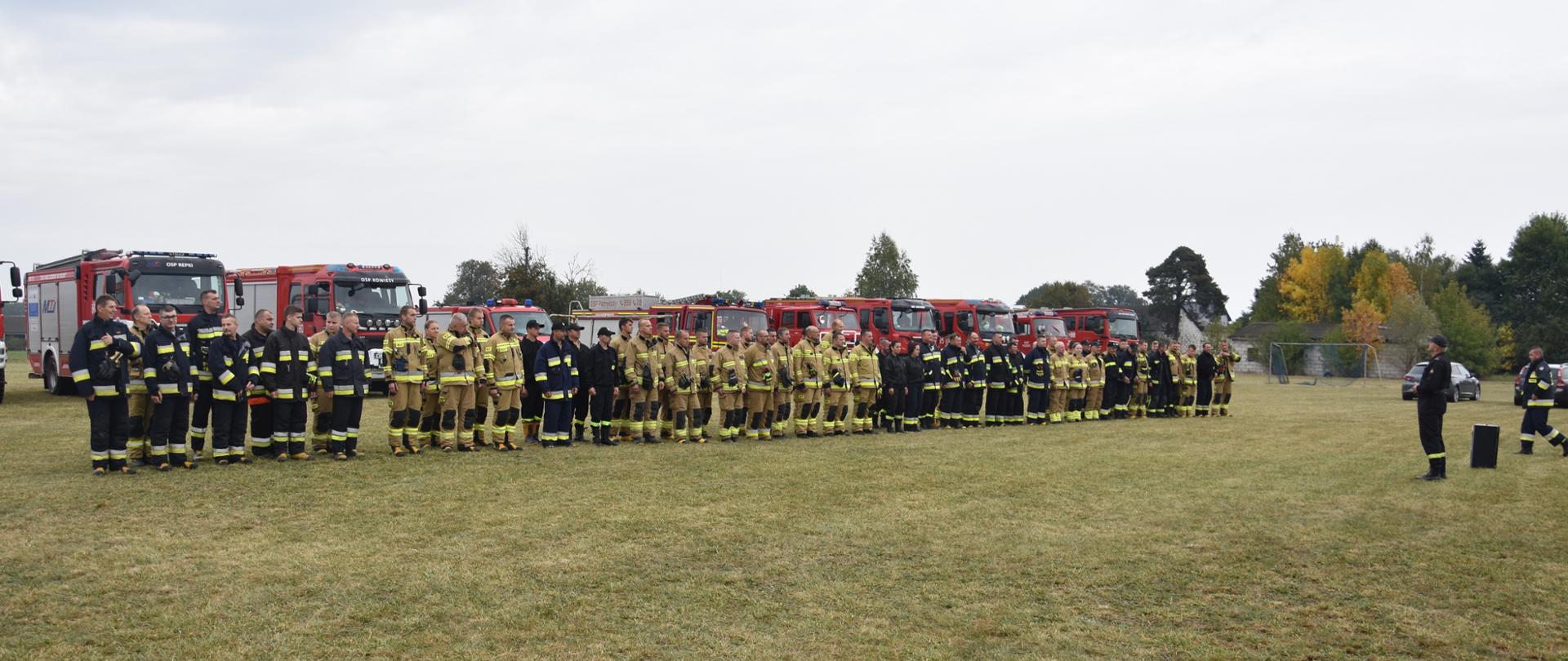 Ćwiczenia Straży Pożarnych w miejscowości Kowiesy - podczas zbiórki kończącej ćwiczenia trwa omówienie i podsumowanie prowadzonych działań