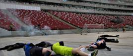 Pozoranci leżą na płycie stadionu