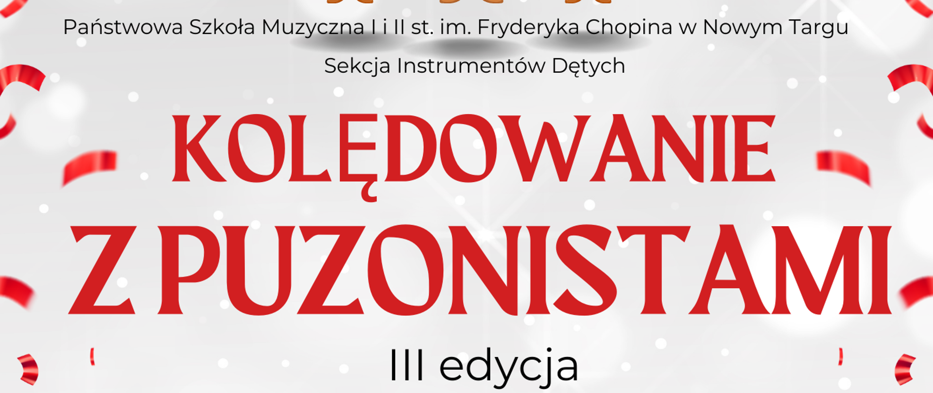 Świąteczna, bożonarodzeniowa grafika. Górna i dolna część plakatu jest w zielone gałązki, prezenty, lampki i bombki. Tło jest w jasnym białym kolorze z jasnymi również gwiazdkami. Na środku na górze trzy renifery stoją obok siebie. Na rogach maja powieszone bombki, a ten w środku ma dodatkowo na głowie czapkę Mikołaja. Następnie poniżej na środku- organizatorzy wydarzenia - Państwowa Szkołą Muzyczna i Sekcja Instrumentów Dętych. Poniżej pełna nazwa wydarzenia- Kolędowanie z puzonistami- trzecia edycja. Dolna część plakatu to data- 18 grudnia 2023 r, czas- godzina 18.00 oraz miejsce- sala koncertowa PSM