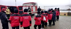 Zdjęcie przedstawia strażaków PSP, którzy spotkali się przy jeziorze z członkami Młodzieżowej Drużyny Pożarniczej w Chrzypsku Wielkim