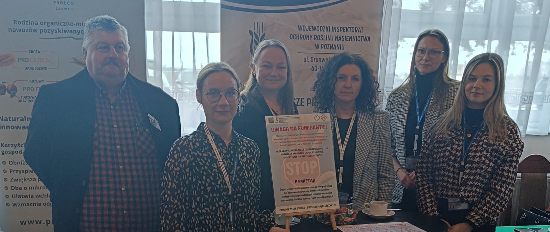 Pracownicy Oddziału w Chodzieży oraz w Obornikach przy stoisku WIORiN w Poznaniu